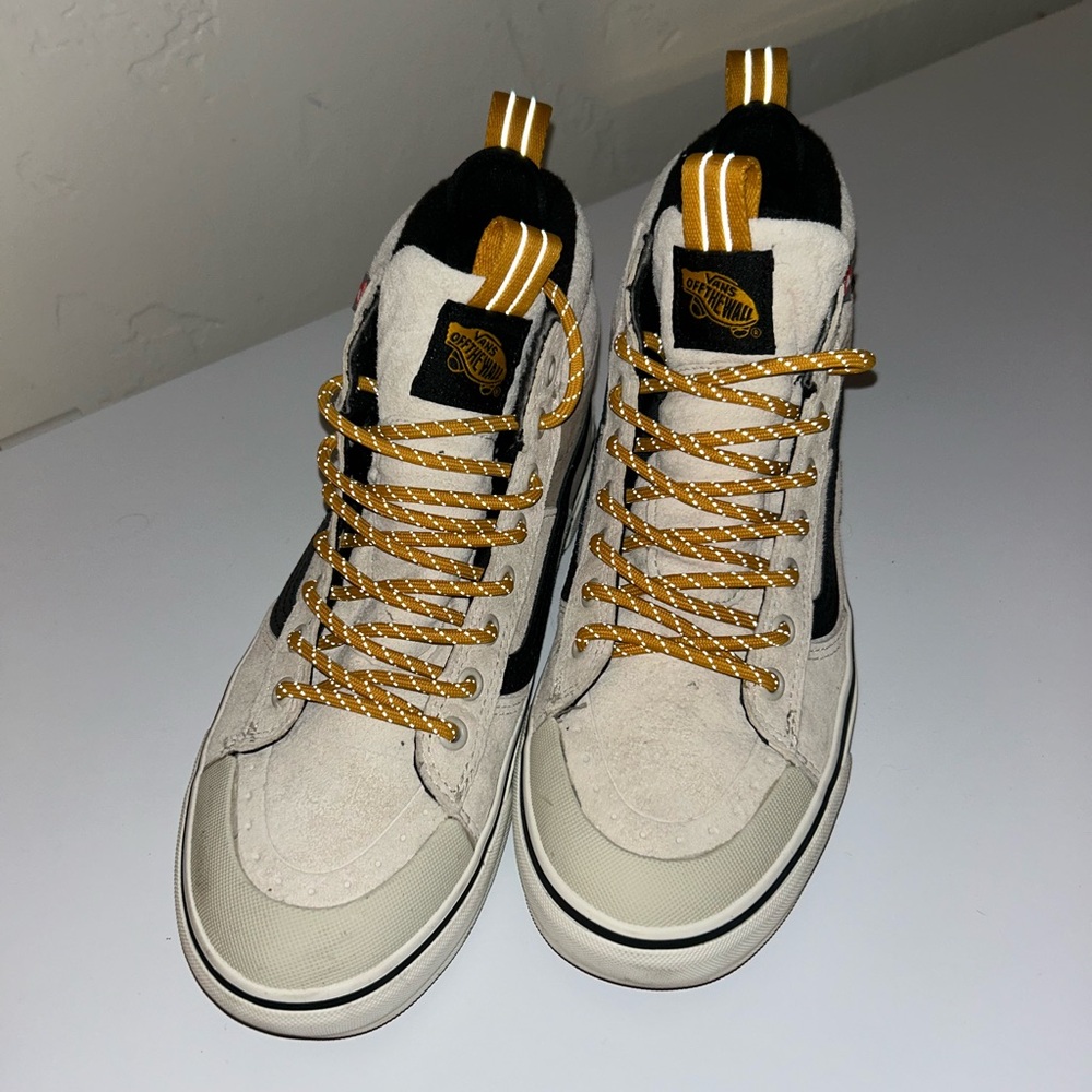 Vans High-Top Winter Boots - Cream, Black, Gold - Picture 2 of 5